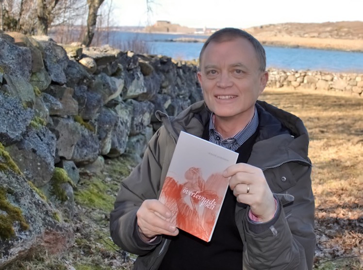 Hasse Jonsson med boken Överlevnadspoesi